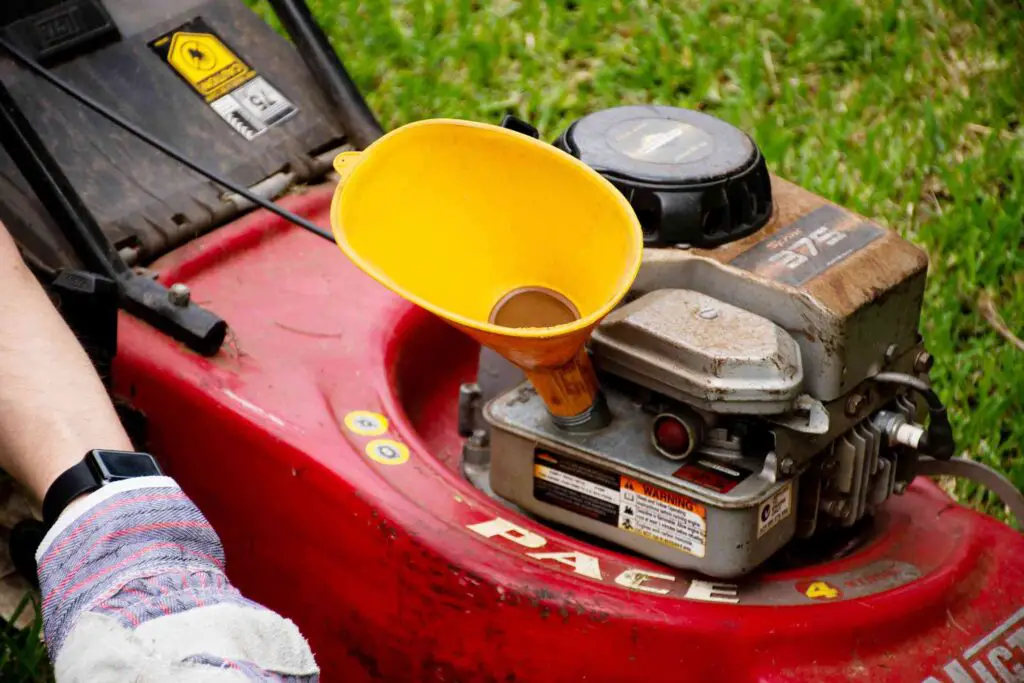 what kind of oil to put in lawnmower?