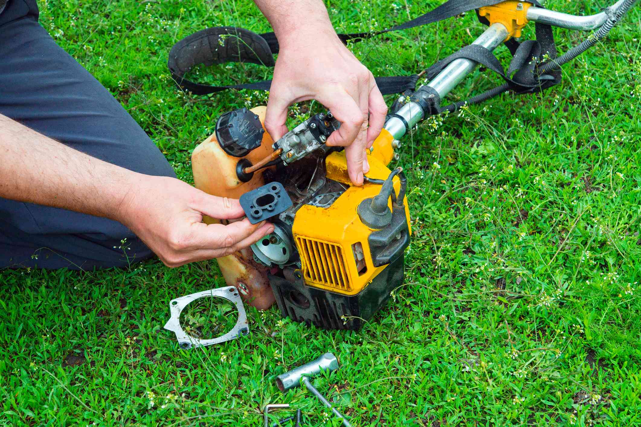 How to clean lawnmower carburetor?